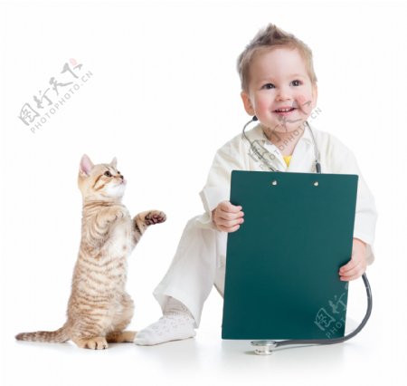 拿着文件夹的男孩和小猫图片
