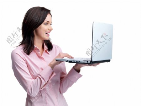 外国职业女性手托笔记本电脑图片