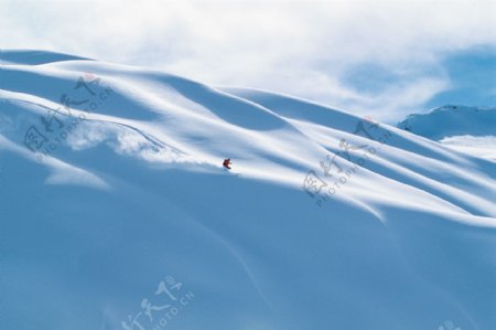 雪山上的滑雪运动员高清图片