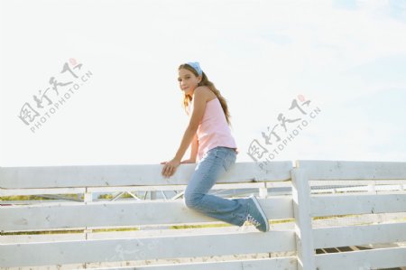 栏杆上的女孩图片