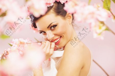 樱花和微笑的美女图片