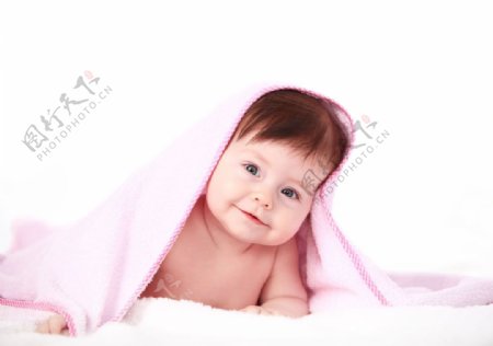 毛毯里的婴儿摄影图片