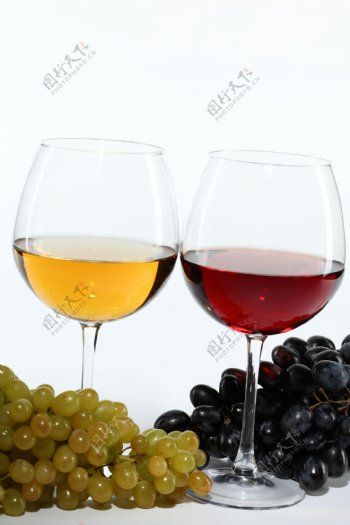 两杯葡萄酒