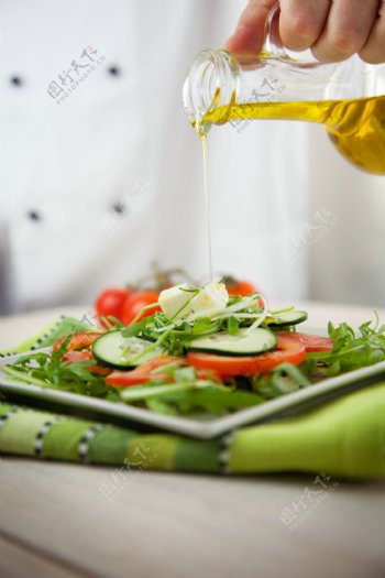 色拉油与蔬菜沙拉