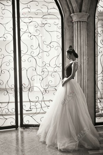 看窗户的新娘婚纱照图片