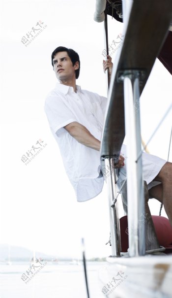 帆船上的男人图片