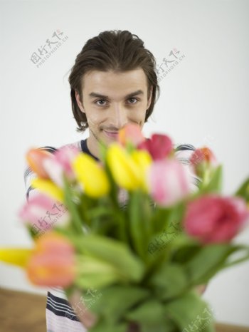 手拿鲜花的男人图片