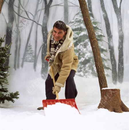 清理雪的男人图片