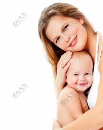 在妈妈怀里微笑的外国宝宝图片