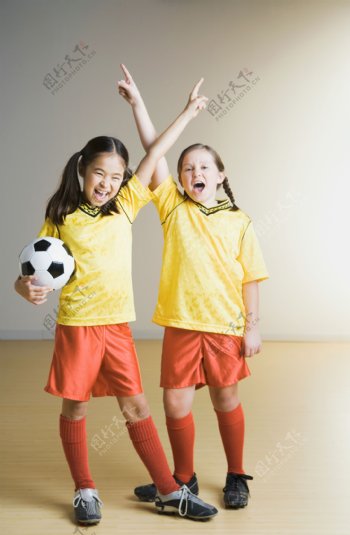 抱着足球的小女孩图片