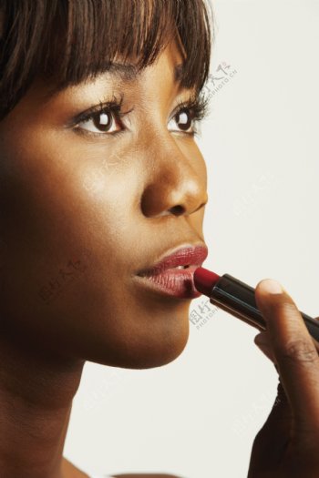 涂抹唇膏的黑人女性图片
