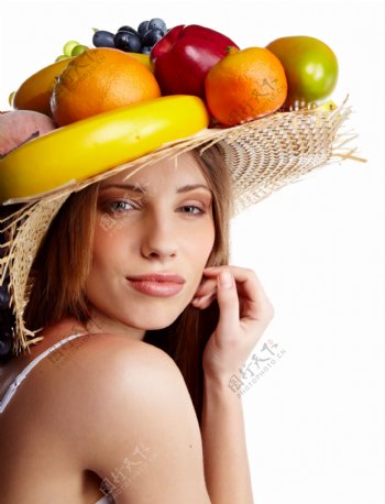 美女帽子上的水果图片