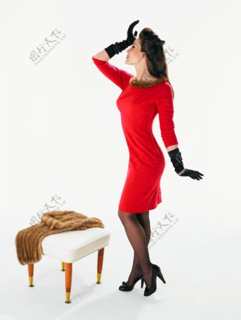 穿着红色裙子的外国性感女人图片