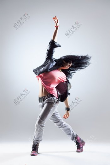 跳舞的女人图片