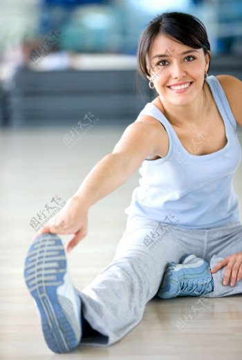 坐在地上的健身美女图片