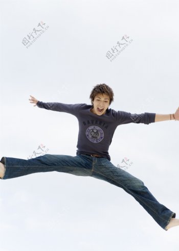 腾空跳跃的青年男生图片