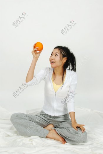 看着橙子的女孩图片