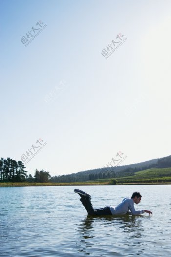 趴在水中的男人图片