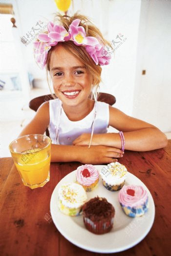 吃蛋糕的小女孩图片
