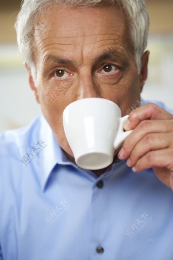在喝咖啡的男人图片