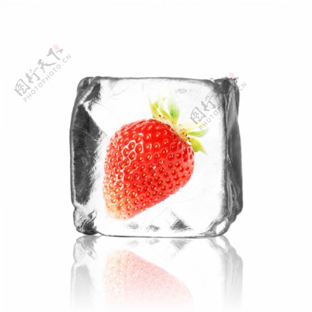 冰块里的草莓