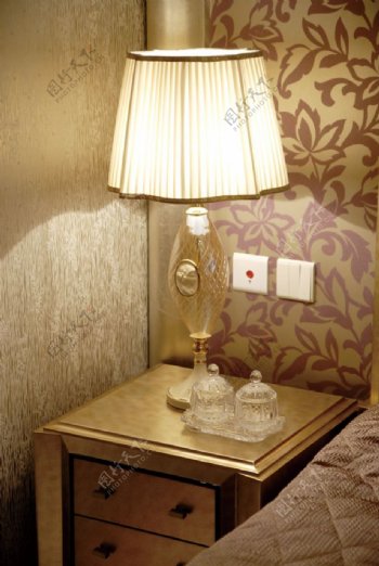 现代卧室台灯效果图