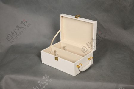 高档白色皮制酒盒外包装礼品盒图片