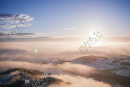 唯美雾气山脉风景图片