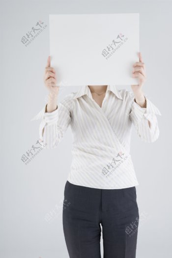 举着空白板子的女人图片图片