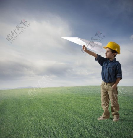 拿着纸飞机的男孩图片