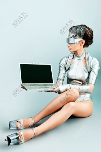 手拿电脑的科技美女图片