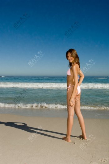 站在沙滩上的美女图片