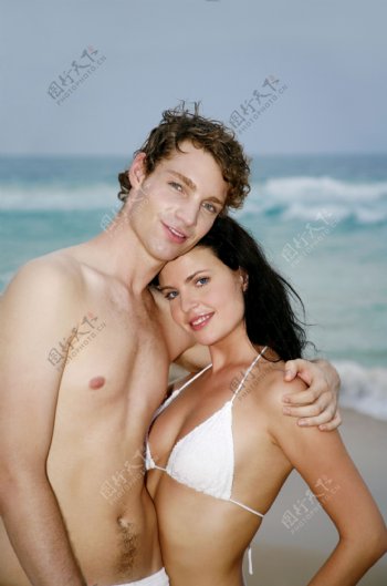 沙滩拥抱的情侣图片