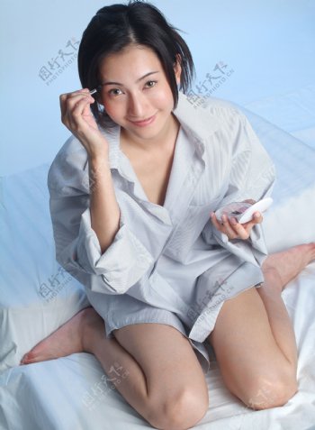 坐在床上梳妆打扮女人图片