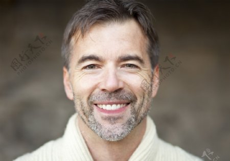 微笑的中年男士图片