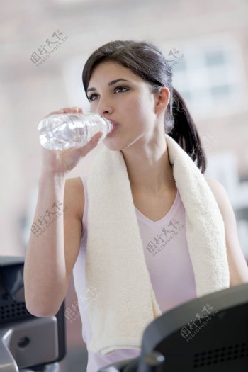 喝水的运动女孩图片