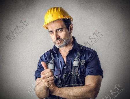 戴着安全帽的中年建筑工人图片