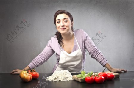 美女厨师与水果蔬菜图片