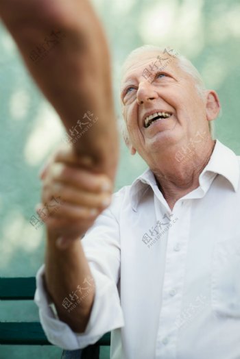 与人握手的老年男士图片
