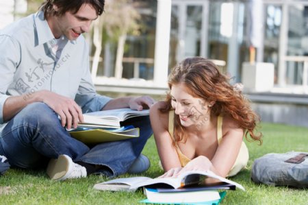 草地上看书的大学生图片