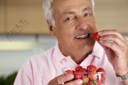 吃草莓男士图片