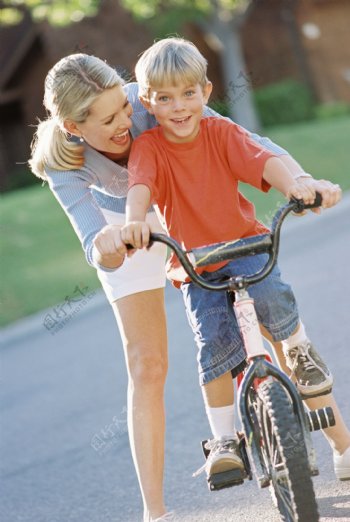 教儿子骑自行车的母亲图片