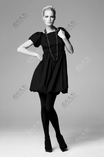 穿黑色裙子的美女模特图片