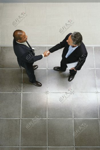 两个握手的外国商务男士图片