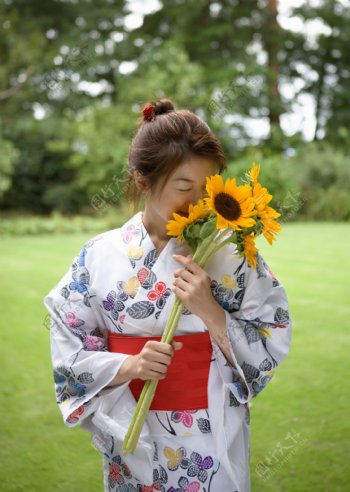 手捧鲜花的日本美女图片
