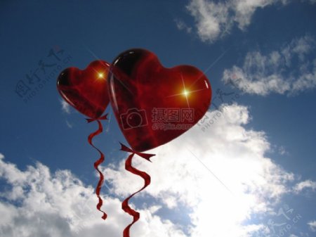 飘在空中的红心气球