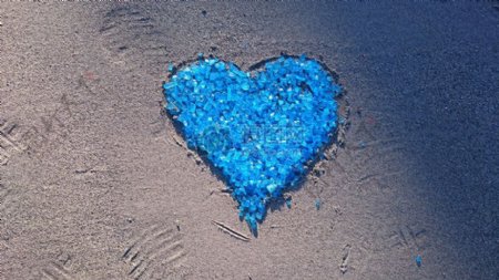 沙滩上一颗蓝色的心
