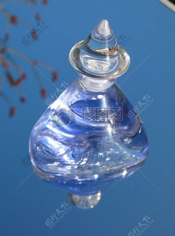 水里的玻璃瓶