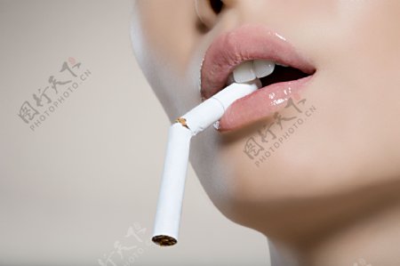 性感嘴唇与折断的香烟图片