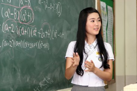 黑板上讲解数学题的可爱女生图片